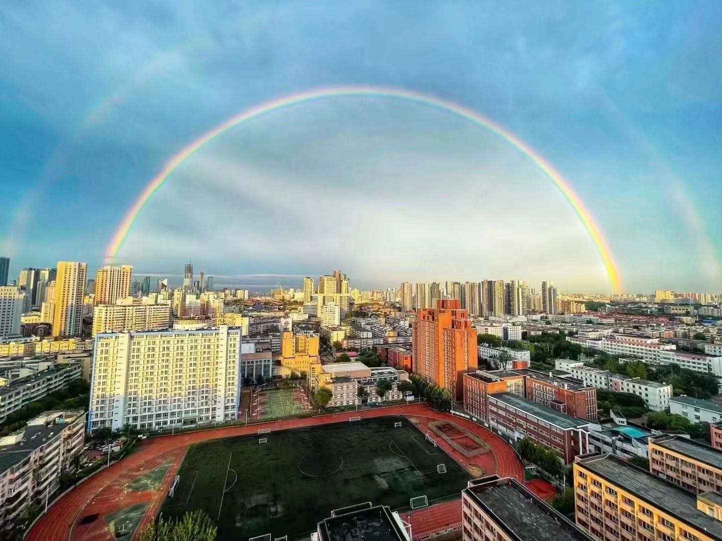 雨过天晴，津城雨后的彩虹。